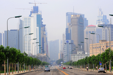 Photo taken on Sept. 5, 2009 shows a view of Renmin Road in Dalian, northeast China's Liaoning Province. Over 1,300 pariticipants from 86 countries and regions will attend the Annual Meeting of the New Champions 2009, or Summer Davos, to be held from Sept. 10 to 12 in Dalian, a famous tourist resort and commercial city in China. [Xinhua] 
