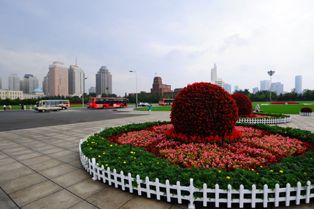 Photo taken on Sept. 5, 2009 shows a corner of Renmin Square in Dalian, northeast China's Liaoning Province. [Xinhua]