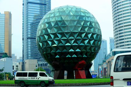 Photo taken on Sept. 5, 2009 shows a giant crystal ball made of 3,120 glasses with a weight of 117 tons at Youhao square in Dalian, northeast China's Liaoning Province. [Xinhua]