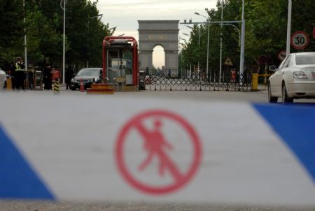 An entrance to the university town is cordoned off in Langfang, northern China's Hebei Province, Sept. 7, 2009. A number of 68 people were confirmed to have contracted A/H1N1 flu at 5 universities. The patients were in stable condition and none of the cases was life-threatening. [Gong Zhihong/Xinhua]