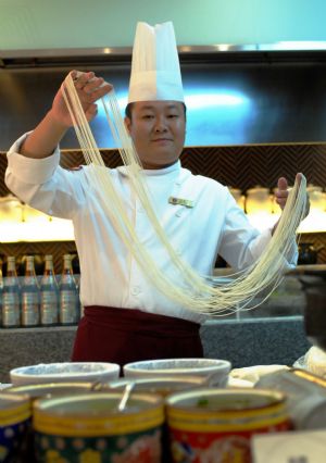 Chef Zeng Peng makes Lanzhou Noodle at Dalian Shangrila Hotel in Dalian, northeast China's Liaoning Province, Sept. 7, 2009. [Yao Jianfeng/Xinhua]