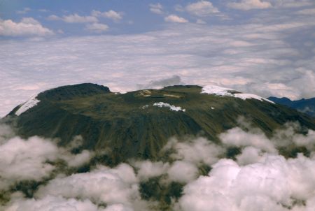 The aerial photo taken on Sept. 4, 2009 shows the snowless top of Mount Kilimanjaro.[Xu Suhui/Xinhua]