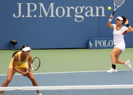 Zheng Jie (R) and Yan Zi of China compete during the women's doubles third round match against Daniela Hantuchova of Slovakia and Ai Sugiyama of Japan at the U.S. Open tennis tournament in New York, Sept. 7, 2009. (Xinhua/Shen Hong)