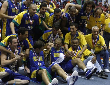 Brazil's players celebrate their victory over Puerto Rico in the men's FIBA Americas Championship gold medal final basketball game in San Juan September 6, 2009 September 6, 2009.(Xinhua/Reuters Photo) 