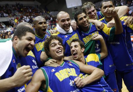 Brazil's players celebrate with the trophy after defeating Puerto Rico to win the gold medal basketball game in the men's FIBA Americas Championship in San Juan September 6, 2009.(Xinhua/Reuters Photo) 