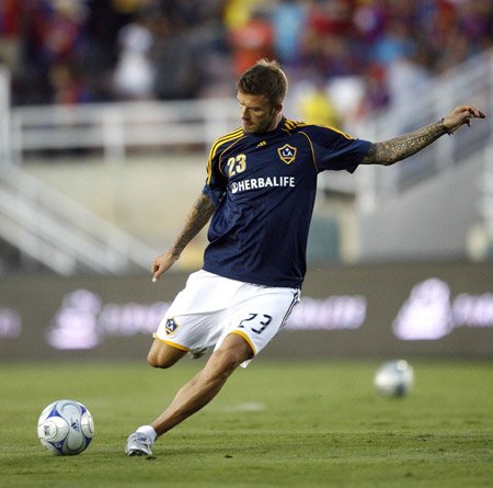 LA Galaxy's David Beckham warms up before a friendly soccer match against Barcelona at the Rose Bowl in Pasadena, California August 1, 2009.(Xinhua/Reuters Photo)