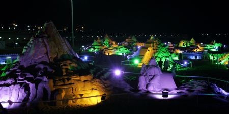 The photo taken on Sept. 6, 2009 shows the night view of the sand sculptures in the Guanyinshan sand sculpture park in Xiamen city of southeast China's Fujian Province. (Xinhua/Jin Yi) 