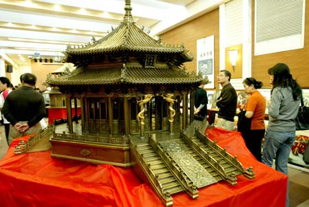 Local citizens visit the giant bronze sculpture of the Dazheng Hall (Hall of Great Affairs) of the Shenyang-located Imperial Palace of Qing Dynasty, on its public show in Shenyang City, northeast China's Liaoning Province, Sept. 6, 2009. 