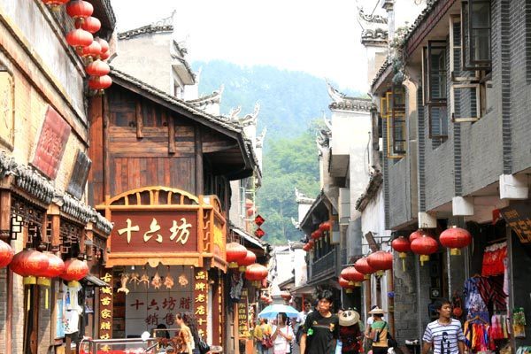 The photo taken on September 3, 2009, shows a scene on the road of Fenghuang Ancient Town in China's Hunan Province. [Photo: CRIENGLISH.com]