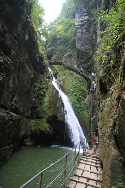 A large waterfall runs down the mountains in Tianlong Canyon, Hunan Province. [Photo:CRIENGLISH.com/ Duan Xuelian]