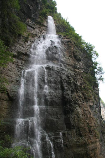 A waterfall surges down the mountains of Tianlong Canyon, Hunan Province. [Photo:CRIENGLISH.com/ Duan Xuelian]