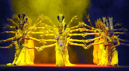Dancers perform at the closing ceremony of the Shanxi Merchants Culture and Art Celebration Week in Taiyuan, north China's Shanxi Province, Sept. 7, 2009. The Shanxi Merchants Culture and Art Celebration Week concluded in Taiyuan on Monday.