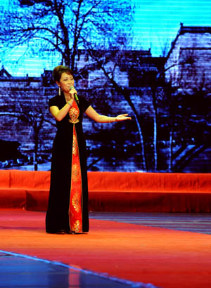 A singer sings a Jin (Shanxi) opera at the closing ceremony of the Shanxi Merchants Culture and Art Celebration Week in Taiyuan, north China's Shanxi Province, Sept. 7, 2009. 