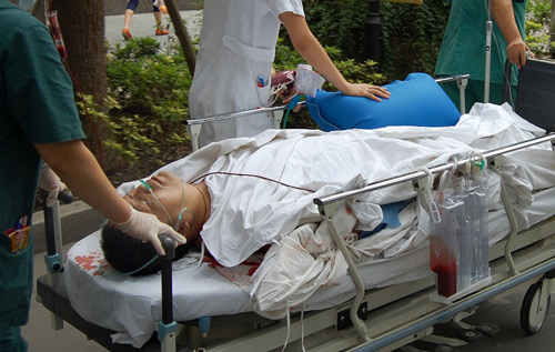 The injured policeman is sent to hospital in Shanghai on Tuesday, September 8, 2009. [Photo: Zhao Yun/CFP] 