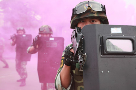 Special policmen take part in an anti-terrorism drill at the Three Gorges area in Yichang, central China's Hubei Province, Sept. 8, 2009. (Xinhua/Li Kaiyong)