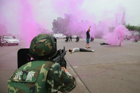 Armed policmen operate in an anti-terrorism drill at the Three Gorges area in Yichang, central China's Hubei Province, Sept. 8, 2009. (Xinhua/Li Kaiyong)