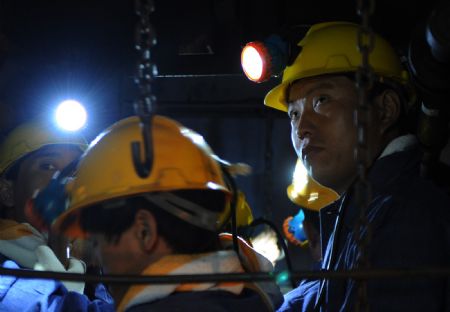 Succors take part in the rescue work at the Xinhua No. 4 coal mine in Xinhua District of Pingdingshan City, central China's Henan Province, on Sept. 8, 2009.[Zhaojiuyuan Peng/Xinhua]