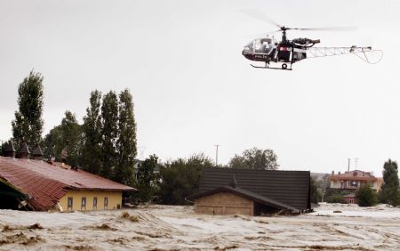 A helicopter searches over a flood-ravaged area in Istanbul, Turkey, Sept. 8, 2009. Flash floods triggered by torrential rains killed seven people in northwestern Turkey on Tuesday and three others were still missing. [Xinhua/Anadolu Agency]