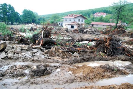 A farm garden is raped by flood in Tekirdag, Turkey, Sept. 8, 2009.[Xinhua/Anadolu Agency]