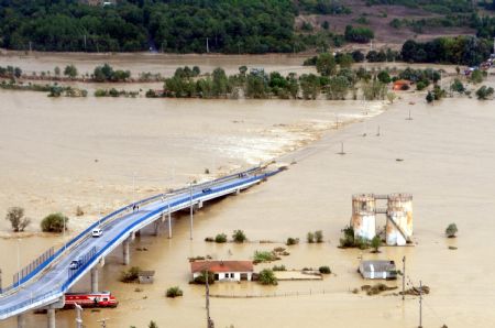 A bridge is partially submerged in flood in Istanbul, Turkey, Sept. 8, 2009.[Xinhua/Anadolu Agency]