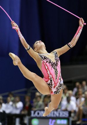 Evgenia Kanaeva of Russia performs during the Rope final event at the 2009 Rhythmic Gymnastics World Championships in Mie Prefecture, Japan, Sept. 8, 2009. Kanaeva won the title at rope event final with a total 28.350 points.[Ren Zhenglai/Xinhua]