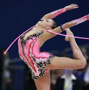 Eugenia Kanaeva of Russia performs during the Rope event of the individual qualification 2nd round at the 2009 Rhythmic Gymnastics World Championships in Mie Prefecture, Japan, Sept. 8, 2009.[Ren Zhenglai/Xinhua]