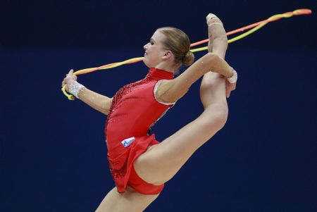 Olga Kapranova of Russia performs during the Rope event of the individual qualification 2nd round at the 2009 Rhythmic Gymnastics World Championships in Mie Prefecture, Japan, Sept. 8, 2009.[Ren Zhenglai/Xinhua]