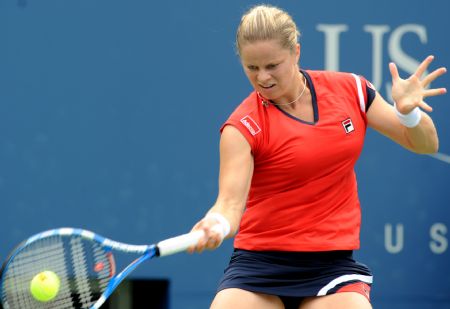 Kim Clijsters of Belgium returns a shot to Li Na of China during the women's singles quarterfinals at the U.S. Open tennis tournament in New York, the U.S., Sept. 8, 2009.(Xinhua/Shen Hong)