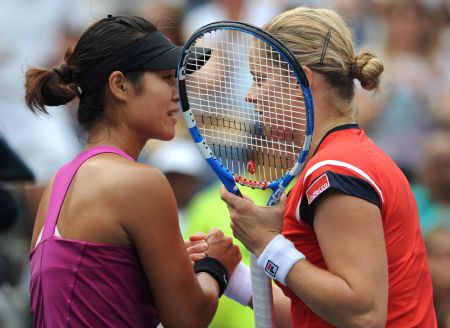 Li Na of China shakes hands with her rival Kim Clijsters of Belgium after the women's singles quarterfinals at the U.S. Open tennis tournament in New York, the U.S., Sept. 8, 2009. Li Na lost the match 0-2.(Xinhua/Shen Hong)