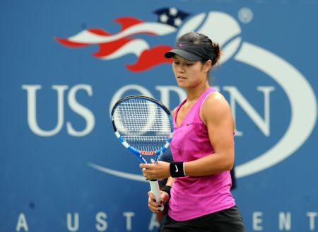 Li Na of China reacts during the women's singles quarterfinals against Kim Clijsters of Belgium at the U.S. Open tennis tournament in New York, the U.S., Sept. 8, 2009.(Xinhua/Shen Hong)