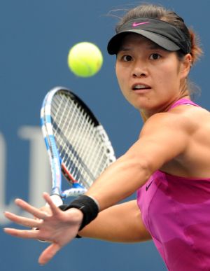 Li Na of China returns a shot during the women's singles quarterfinals against Kim Clijsters of Belgium at the U.S. Open tennis tournament in New York, the U.S., Sept. 8, 2009.(Xinhua/Shen Hong) 