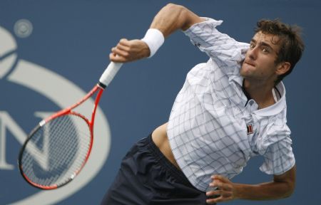 Marin Cilic of Croatia serves to Andy Murray of Britain during their match at the U.S. Open tennis championship in New York, September 8, 2009. 