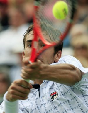 Marin Cilic of Croatia hits a return shot to Andy Murray of Britain during their match at the U.S. Open tennis championship in New York, September 8, 2009.