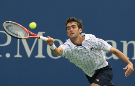 Marin Cilic of Croatia hits a return shot to Andy Murray of Britain during their match at the U.S. Open tennis championship in New York September 8, 2009.
