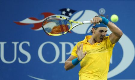 Rafael Nadal of Spain returns the ball during the men's singles 4th round match against Gael Monfils of France at the U.S. Open tennis tournament in New York, the U.S., Sept. 8, 2009. Nadal won the match 3-1.(Xinhua/Shen Hong) 