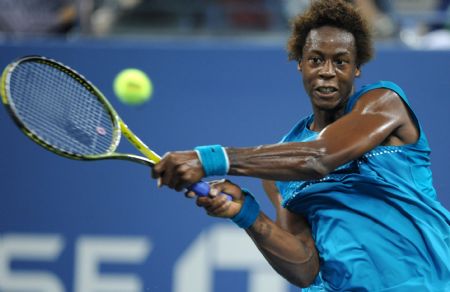 Gael Monfils of France returns the ball during the men's singles 4th round match against Rafael Nadal of Spain at the U.S. Open tennis tournament in New York, the U.S., Sept. 8, 2009.(Xinhua/Shen Hong) 