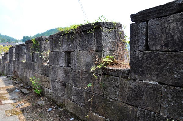 Old battlements along the city wall. [Photo: CRIENGLISH.com/Zhang Mengyuan] 