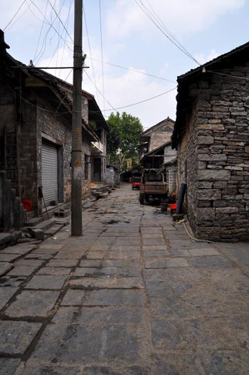 Lanes inside Huangsiqiao Ancient Town. [Photo: CRIENGLISH.com/Zhang Mengyuan]