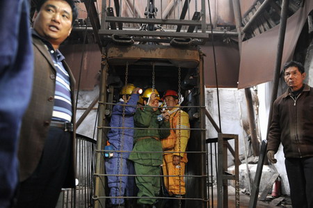 Rescuers prepare to go down into the pit where a gas blast took place early Tuesday morning in Pingdingshan, central China's Henan province September 8, 2009. Search and rescue operation is still underway. [Xinhua]