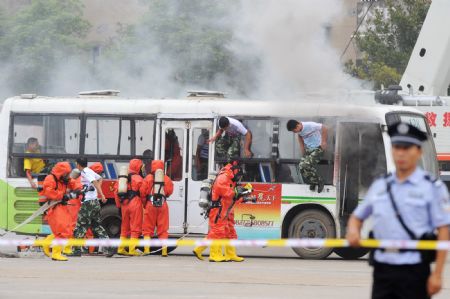 Firefighters react to a chemical leaking during a security and rescue drill in Changsha, capital of central China's Hunan Province Sept. 9, 2009.(Xinhua/Long Hongtao)