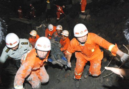 Rescuers dig out a worker from the slurry pool at a construction site in Taizhou City, east China's Zhejiang Province, Sept. 9, 2009. A huge slurry pool at a construction site in Taizhou collapsed on Wednesday, causing at least seven people dead. Rescuers are still clearing the site. (Xinhua/Wang Baochu)