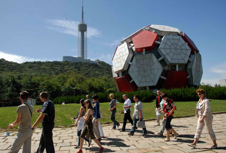 Russian tourists go sight-seeing in Dalian city, northeast China's Liaoning Province, Sept. 8, 2009. The city of Dalian is making all-around preparations for the Annual Meeting of the New Champions 2009, or Summer Davos, which will be held there from Sept. 10 to Sept. 12. [Wang Xizeng/Xinhua]