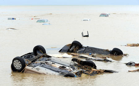 Photo taken on Sept. 9, 2009 shows vehicles submerged in flood in Istanbul, Turkey. [Xinhua/Anatolia]