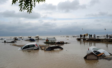 Photo taken on Sept. 9, 2009 shows vehicles submerged in flood in Istanbul, Turkey. [Xinhua/Anatolia]