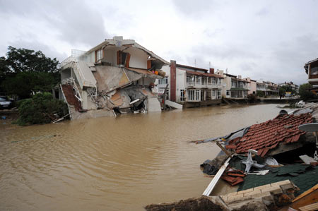 Photo taken on Sept. 9, 2009 shows houses damaged in flood in Istanbul, Turkey. [Xinhua/Anatolia]