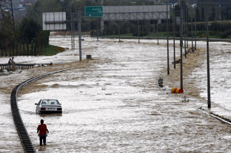 A man walks on a flooded highway in Istanbul September 9, 2009. [Xinhua/Reuters]