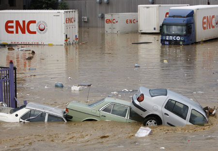 Partially submerged vehicles are seen after heavy rains in Istanbul September 9, 2009. [Xinhua/Reuters]