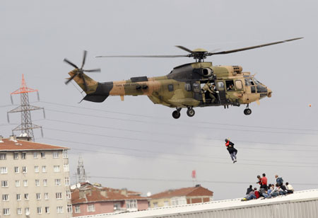 A rescue helicopter evacuates people from the roof of a building in Istanbul September 9, 2009. [Xinhua/Reuters]