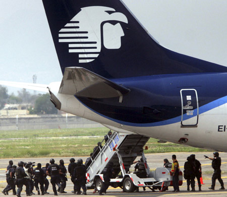 Federal police prepare to enter a hijacked Boeing 737 plane at the international airport in Mexico City September 9, 2009. Hijackers seized an AeroMexico passenger plane in Mexico with more than 100 people on board on Wednesday but the incident ended quickly without bloodshed. [Xinhua/Reuters]