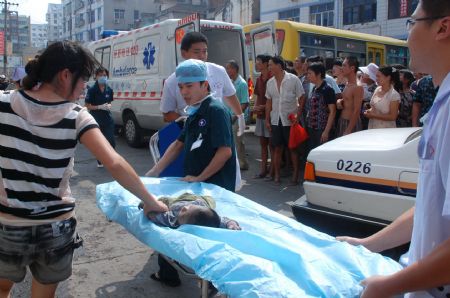 Medical workers transport a wounded child following an explosion in Putian city, southeast China's Fujian Province Sept. 9, 2009. A blast possibly triggered by gas welding occured at a civilian house in Putian on Wednesday afternoon, killing three people and injuring 5 others. [Xinhua]